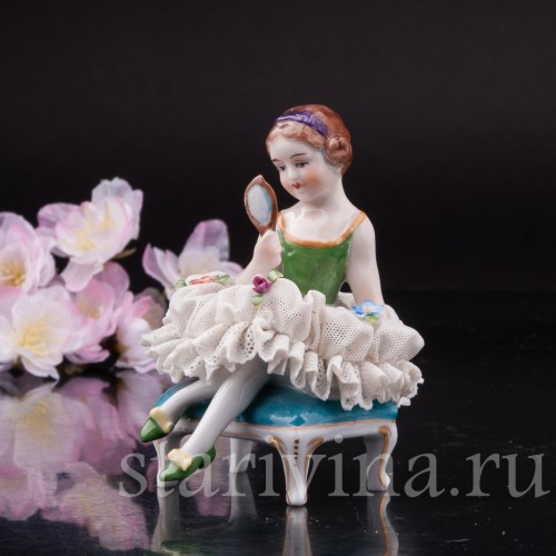 Фарфоровая статуэтка Девочка с зеркалом, кружевная, миниатюра, Дрезден, Германия.