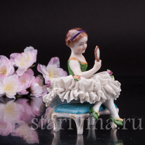 Фарфоровая статуэтка Девочка с зеркалом, кружевная, миниатюра, Дрезден, Германия.