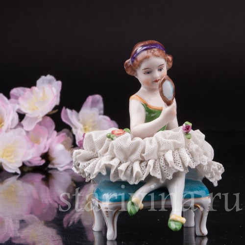 Фарфоровая статуэтка Девочка с зеркалом, кружевная, миниатюра, Дрезден, Германия.