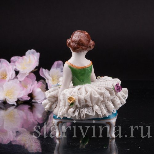 Фарфоровая статуэтка Девочка с зеркалом, кружевная, миниатюра, Дрезден, Германия.
