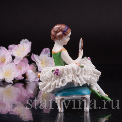 Фарфоровая статуэтка Девочка с зеркалом, кружевная, миниатюра, Дрезден, Германия.