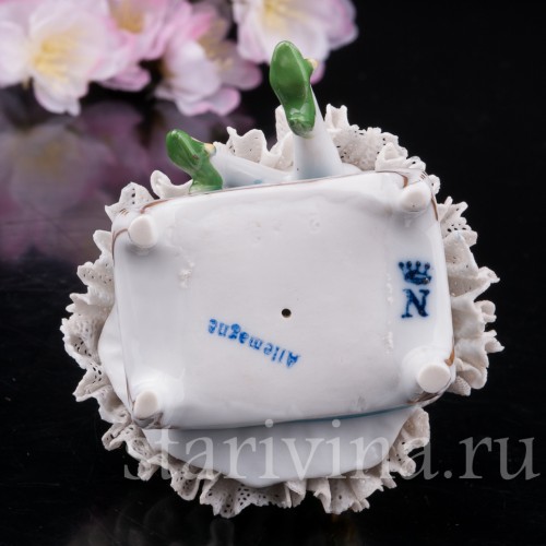 Фарфоровая статуэтка Девочка с зеркалом, кружевная, миниатюра, Дрезден, Германия.