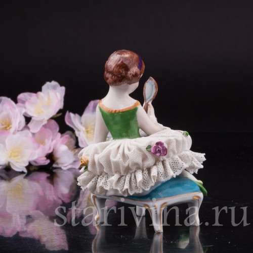 Фарфоровая статуэтка Девочка с зеркалом, кружевная, миниатюра, Дрезден, Германия.