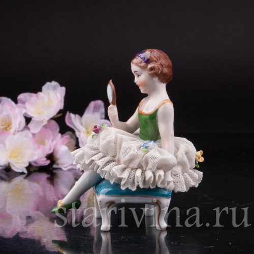 Фарфоровая статуэтка Девочка с зеркалом, кружевная, миниатюра, Дрезден, Германия.