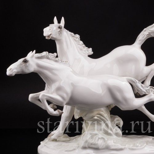 Большая композиция из фарфора "На свободе", несущиеся кони, Hutschenreuther, Германия, 1970 гг.