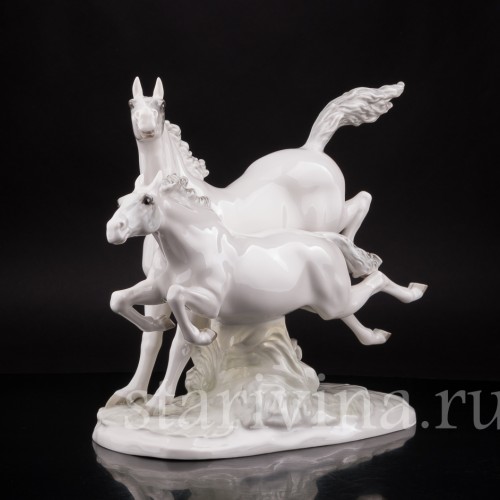 Большая композиция из фарфора "На свободе", несущиеся кони, Hutschenreuther, Германия, 1970 гг.