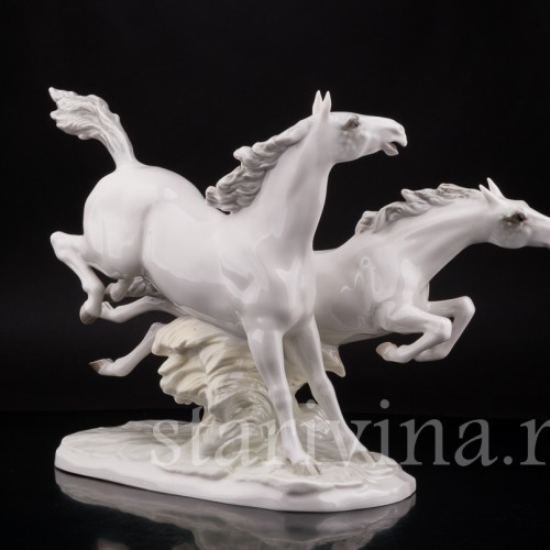 Большая композиция из фарфора "На свободе", несущиеся кони, Hutschenreuther, Германия, 1970 гг.