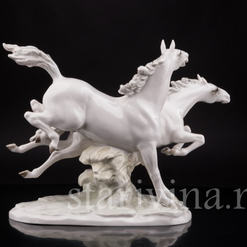 Большая композиция из фарфора "На свободе", несущиеся кони, Hutschenreuther, Германия, 1970 гг.