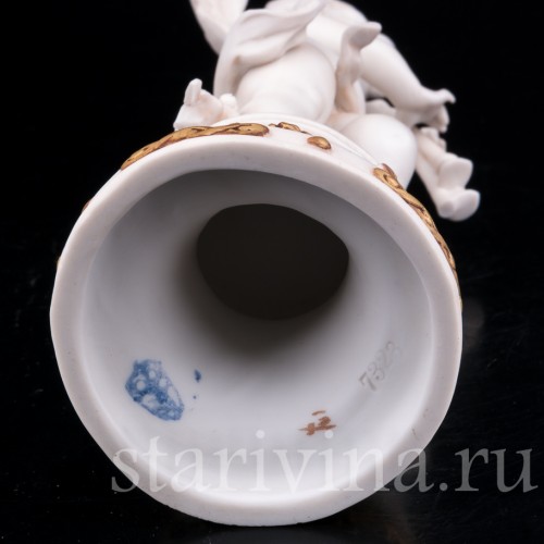 Фигурка из бисквитного фарфора Ангелочек с волынкой, E. A. Muller, Германия, кон. 19 - нач. 20 вв.