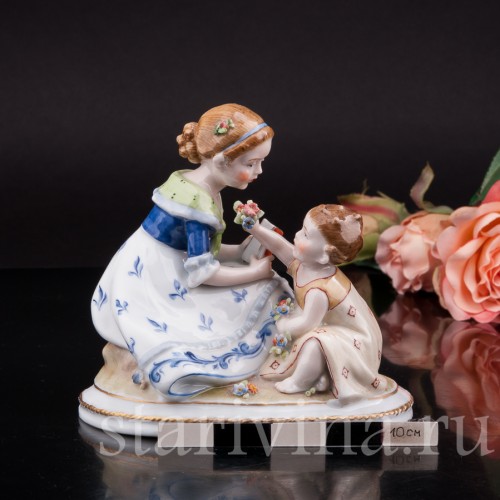 Фарфоровая статуэтка "Букет для сестрички", E. A. Muller, Германия, кон 19 - нач. 20 вв.