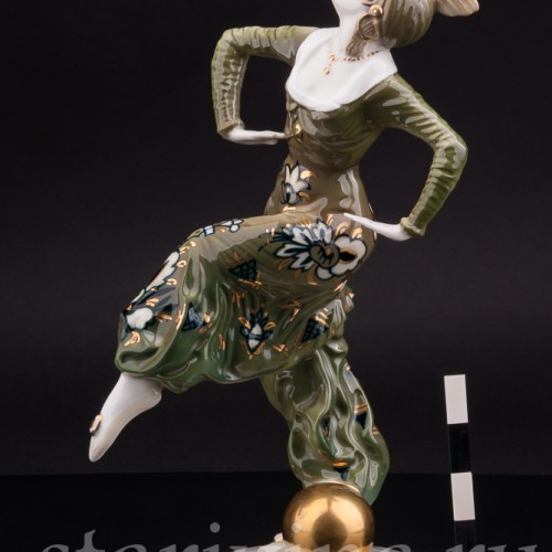Статуэтка из фарфора Танцовщица с шаром, Hutschenreuther, Германия, 1930 гг.