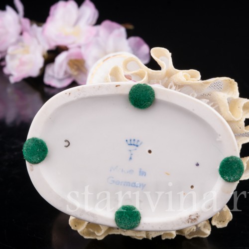 Фигурка девочки из фарфора Маленькая садовница, кружевная, Ackermann & Fritze, Германия, нач. 20 в.