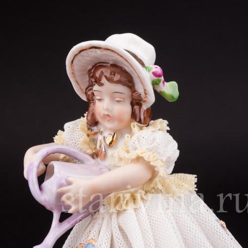 Фигурка девочки из фарфора Маленькая садовница, кружевная, Ackermann & Fritze, Германия, нач. 20 в.