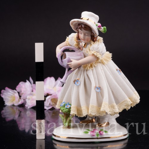Фигурка девочки из фарфора Маленькая садовница, кружевная, Ackermann & Fritze, Германия, нач. 20 в.