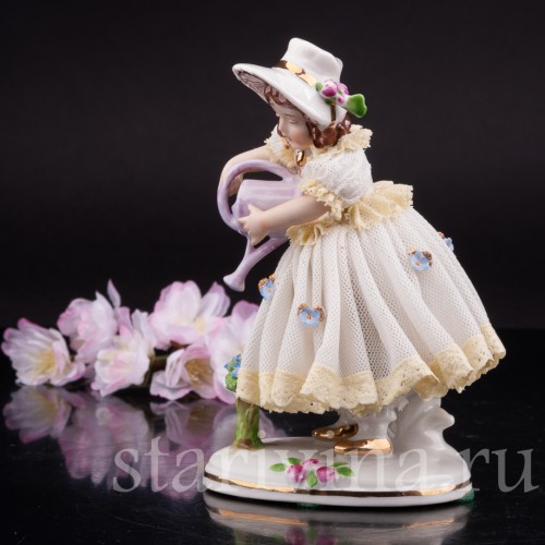 Фигурка девочки из фарфора Маленькая садовница, кружевная, Ackermann & Fritze, Германия, нач. 20 в.