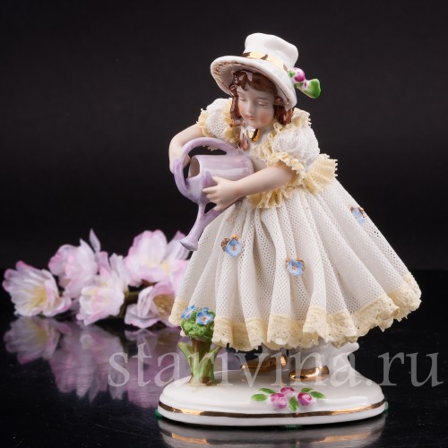 Фигурка девочки из фарфора Маленькая садовница, кружевная, Ackermann & Fritze, Германия, нач. 20 в.