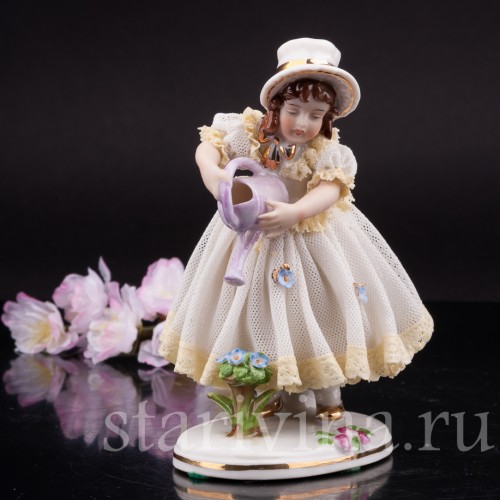 Фигурка девочки из фарфора Маленькая садовница, кружевная, Ackermann & Fritze, Германия, нач. 20 в.
