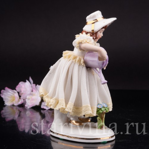 Фигурка девочки из фарфора Маленькая садовница, кружевная, Ackermann & Fritze, Германия, нач. 20 в.