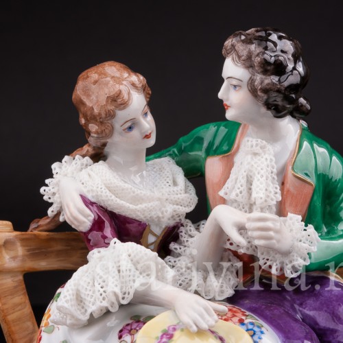  Фарфоровая статуэтка Пара на скамейке, кружевная, Volkstedt, Германия, вт. пол. 20 в.