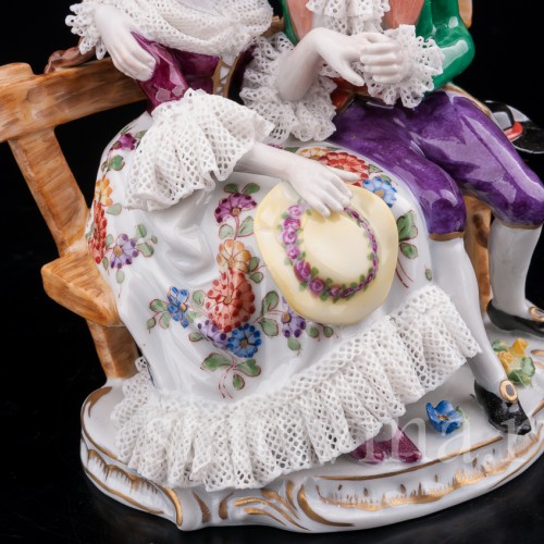  Фарфоровая статуэтка Пара на скамейке, кружевная, Volkstedt, Германия, вт. пол. 20 в.