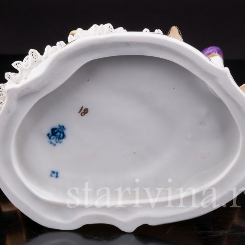  Фарфоровая статуэтка Пара на скамейке, кружевная, Volkstedt, Германия, вт. пол. 20 в.