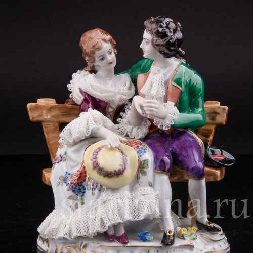  Фарфоровая статуэтка Пара на скамейке, кружевная, Volkstedt, Германия, вт. пол. 20 в.