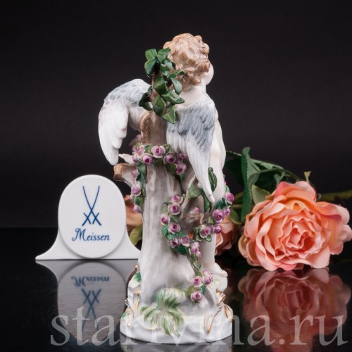 Антикварная фигурка из фарфора Купидон, связанный гирляндами из роз, Meissen, Германия, кон. 19 - нач. 20 вв.