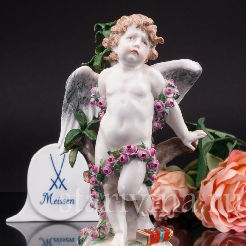 Антикварная фигурка из фарфора Купидон, связанный гирляндами из роз, Meissen, Германия, кон. 19 - нач. 20 вв.