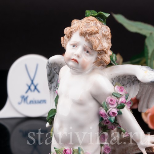 Антикварная фигурка из фарфора Купидон, связанный гирляндами из роз, Meissen, Германия, кон. 19 - нач. 20 вв.