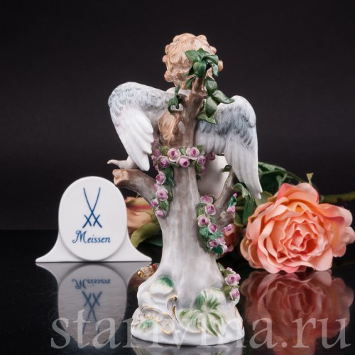 Антикварная фигурка из фарфора Купидон, связанный гирляндами из роз, Meissen, Германия, кон. 19 - нач. 20 вв.