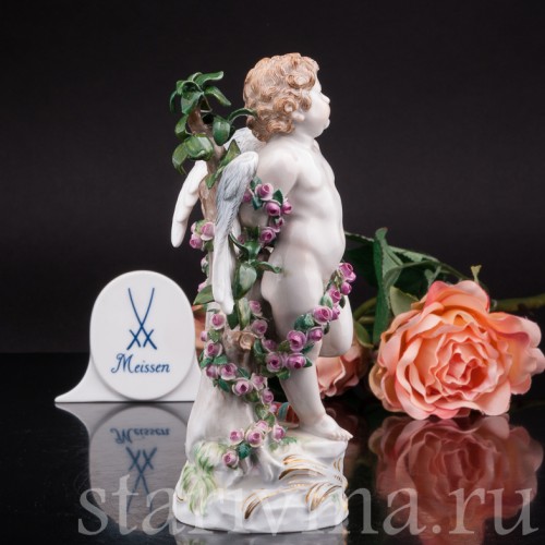 Антикварная фигурка из фарфора Купидон, связанный гирляндами из роз, Meissen, Германия, кон. 19 - нач. 20 вв.