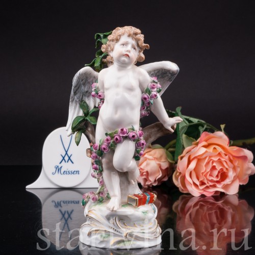 Антикварная фигурка из фарфора Купидон, связанный гирляндами из роз, Meissen, Германия, кон. 19 - нач. 20 вв.