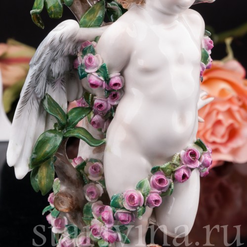 Антикварная фигурка из фарфора Купидон, связанный гирляндами из роз, Meissen, Германия, кон. 19 - нач. 20 вв.