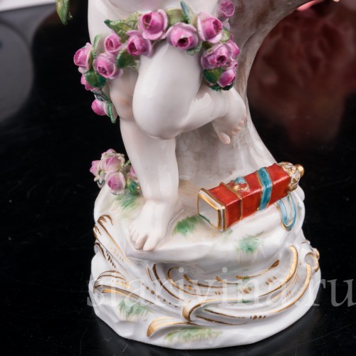 Антикварная фигурка из фарфора Купидон, связанный гирляндами из роз, Meissen, Германия, кон. 19 - нач. 20 вв.