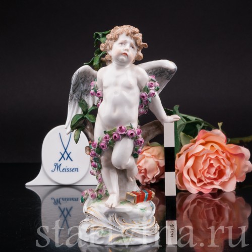 Антикварная фигурка из фарфора Купидон, связанный гирляндами из роз, Meissen, Германия, кон. 19 - нач. 20 вв.