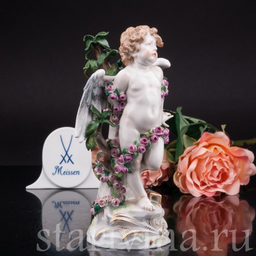 Антикварная фигурка из фарфора Купидон, связанный гирляндами из роз, Meissen, Германия, кон. 19 - нач. 20 вв.