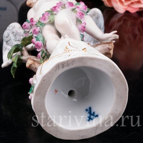 Антикварная фигурка из фарфора Купидон, связанный гирляндами из роз, Meissen, Германия, кон. 19 - нач. 20 вв.