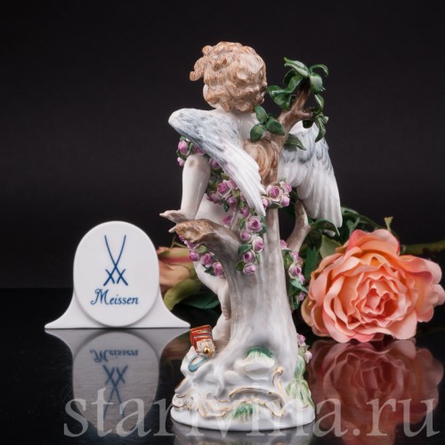 Антикварная фигурка из фарфора Купидон, связанный гирляндами из роз, Meissen, Германия, кон. 19 - нач. 20 вв.