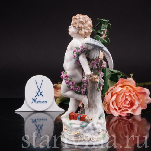 Антикварная фигурка из фарфора Купидон, связанный гирляндами из роз, Meissen, Германия, кон. 19 - нач. 20 вв.