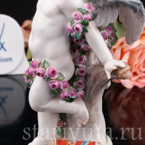 Антикварная фигурка из фарфора Купидон, связанный гирляндами из роз, Meissen, Германия, кон. 19 - нач. 20 вв.