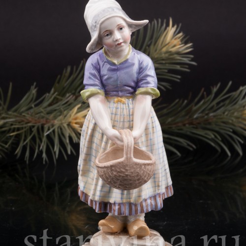 Фигурка из фарфора За грибами, девочка с лукошком, Dressel, Kister & Co, Германия, 1902-04 гг.