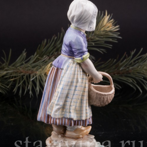 Фигурка из фарфора За грибами, девочка с лукошком, Dressel, Kister & Co, Германия, 1902-04 гг.