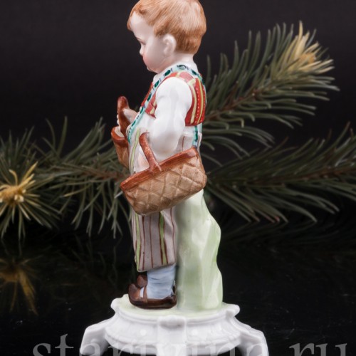 Фигурка из фарфора За грибами, мальчик с двумя лукошками, E. A. Muller, Германия, кон. 19, нач. 20 вв.
