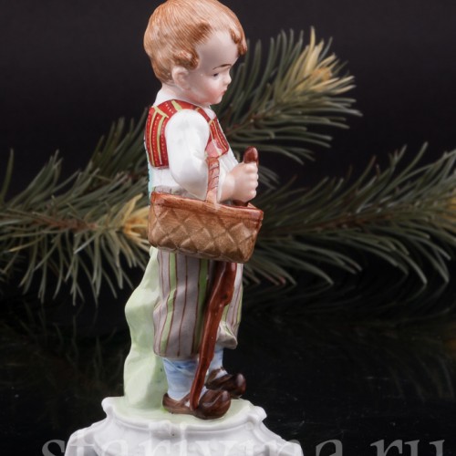 Фигурка из фарфора За грибами, мальчик с двумя лукошками, E. A. Muller, Германия, кон. 19, нач. 20 вв.