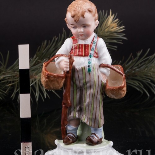 Фигурка из фарфора За грибами, мальчик с двумя лукошками, E. A. Muller, Германия, кон. 19, нач. 20 вв.