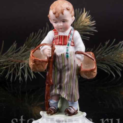 Фигурка из фарфора За грибами, мальчик с двумя лукошками, E. A. Muller, Германия, кон. 19, нач. 20 вв.