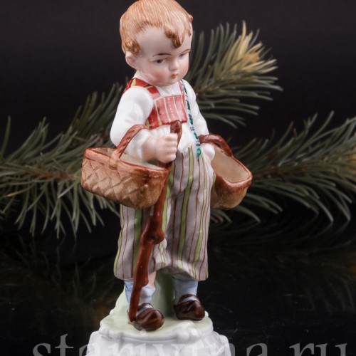 Фигурка из фарфора За грибами, мальчик с двумя лукошками, E. A. Muller, Германия, кон. 19, нач. 20 вв.