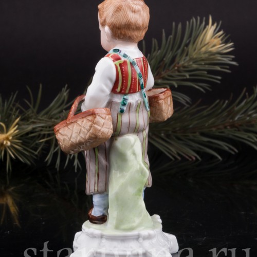Фигурка из фарфора За грибами, мальчик с двумя лукошками, E. A. Muller, Германия, кон. 19, нач. 20 вв.