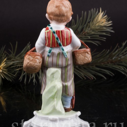 Фигурка из фарфора За грибами, мальчик с двумя лукошками, E. A. Muller, Германия, кон. 19, нач. 20 вв.