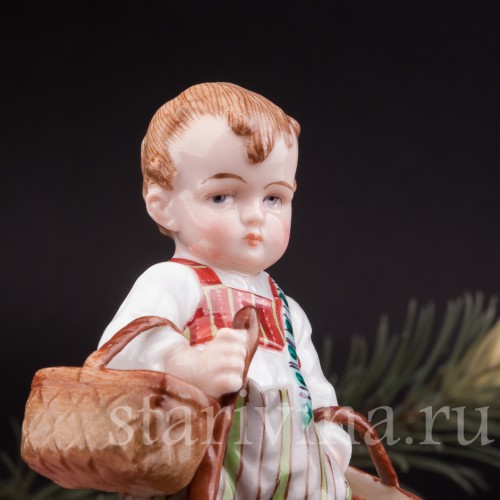 Фигурка из фарфора За грибами, мальчик с двумя лукошками, E. A. Muller, Германия, кон. 19, нач. 20 вв.